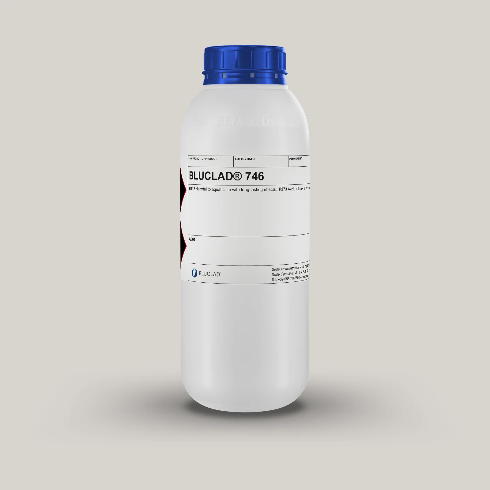 Flacone BLUCLAD® 746 su sfondo nel colore del deposito