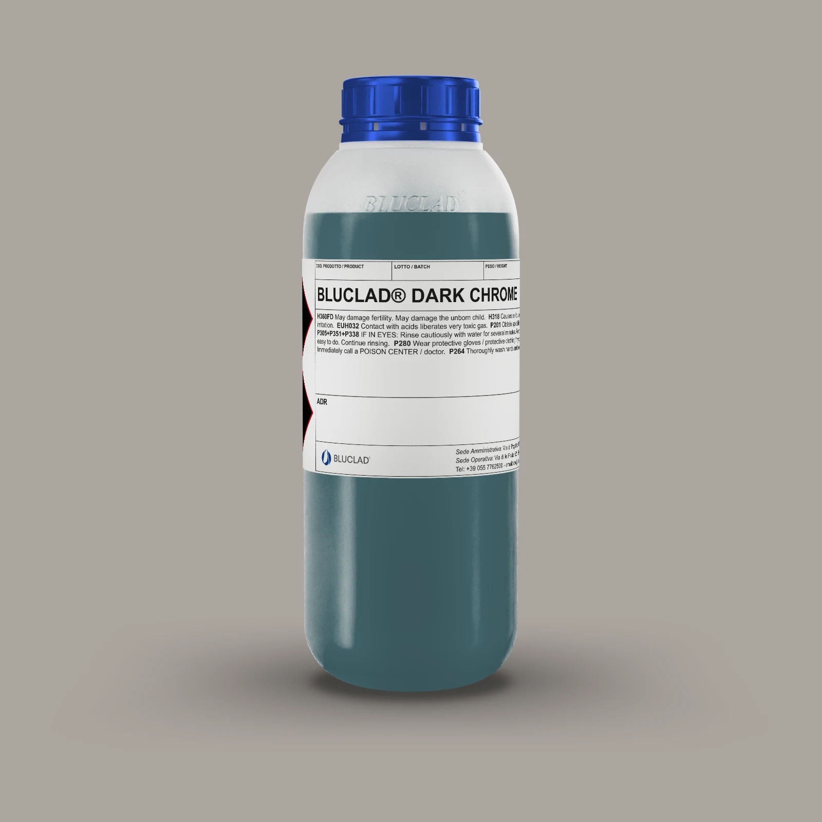 Flacone BLUCLAD® DARK CHROME su sfondo nel colore del deposito