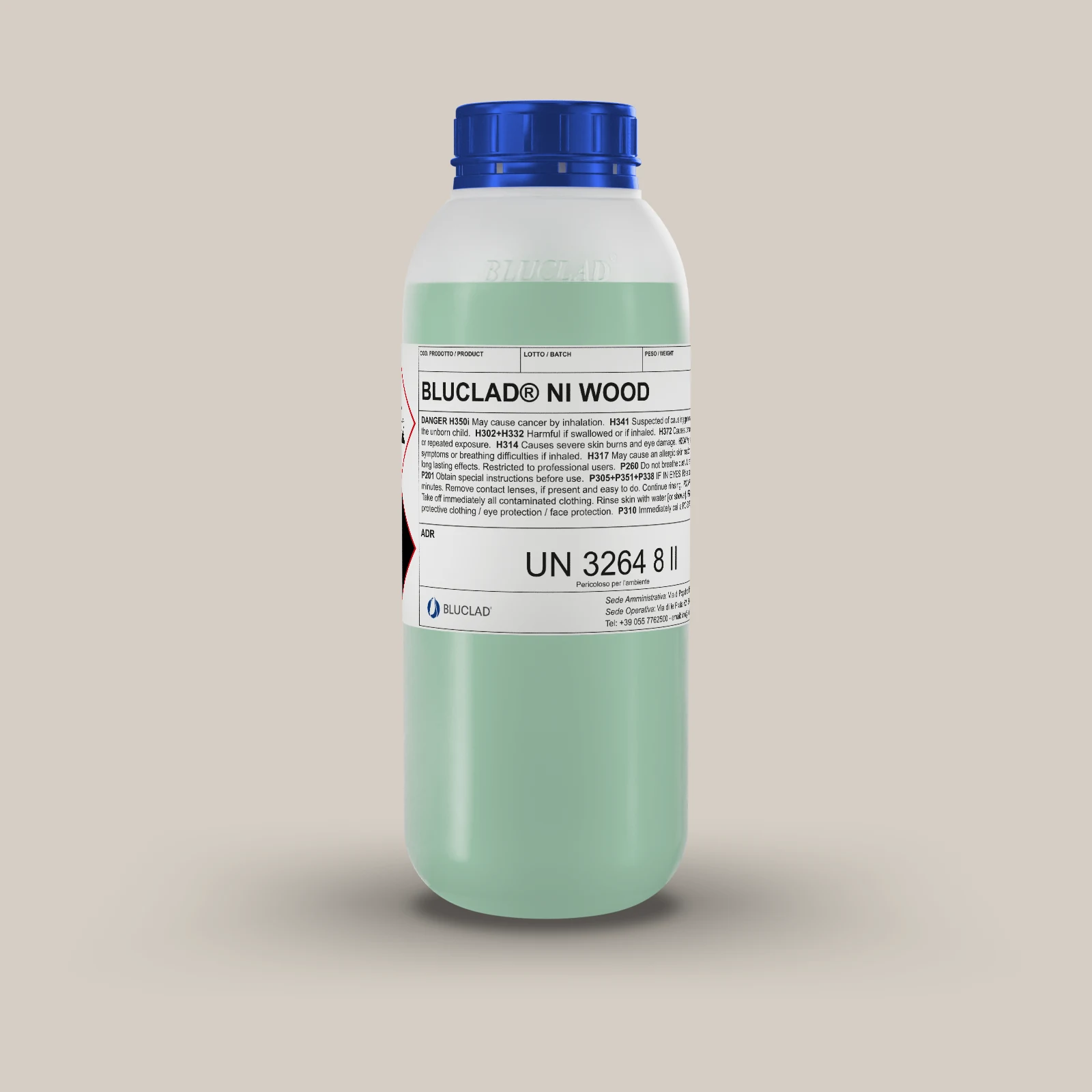 Flacone BLUCLAD® NI WOOD su sfondo nel colore del deposito